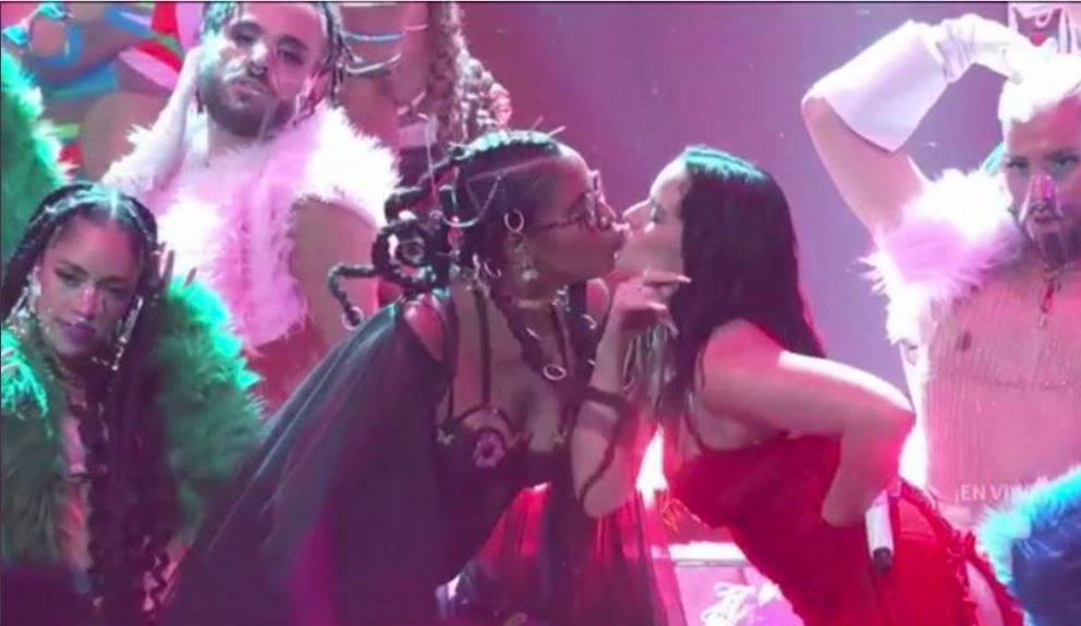 Tokischa cierra su presentación en los #Billboards2021 con tremendo beso a Rosalía