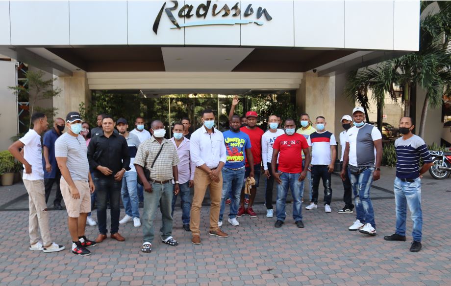Empleados de Radisson Hotel Santo Domingo exigen pagos de sus prestaciones y otras reivindicaciones