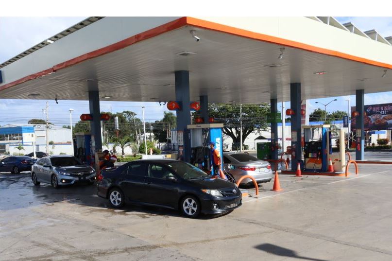 Ministerio de Industria y Comercio anuncia aumento de RD.00 a la gasolina regular