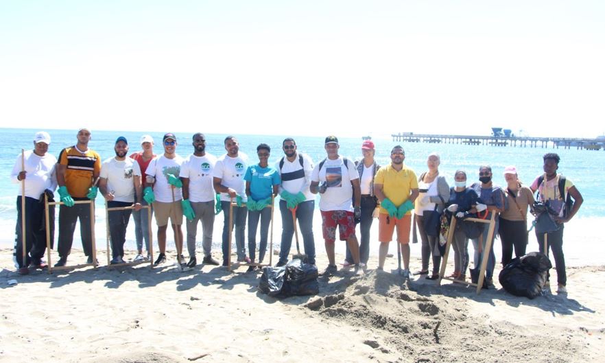 Juventud del Partido Dominicanos por el Cambio limpia playa Gringo en Haina