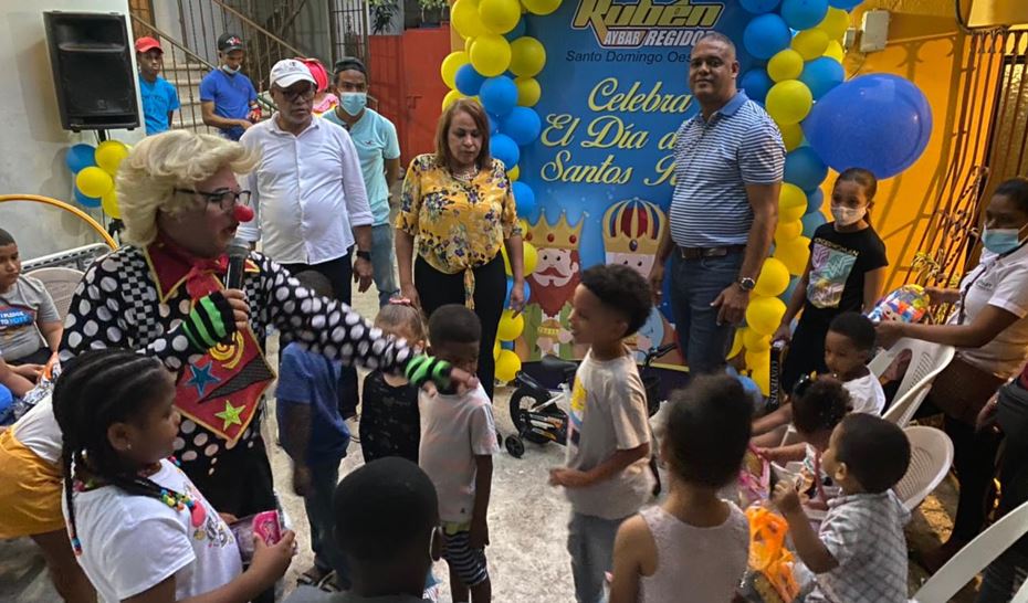 Regidor Rubén Aybar celebra Día de Reyes con niños de Santo Domingo Oeste