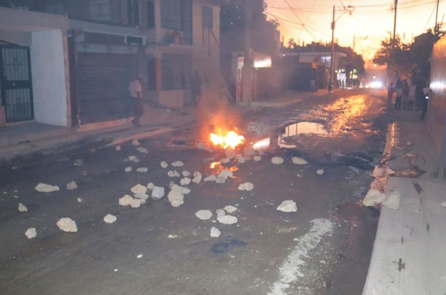 Residentes de Jigüey Aguacate, en San Miguel de Manoguayabo, incendian neumáticos en protesta por arreglo de calle