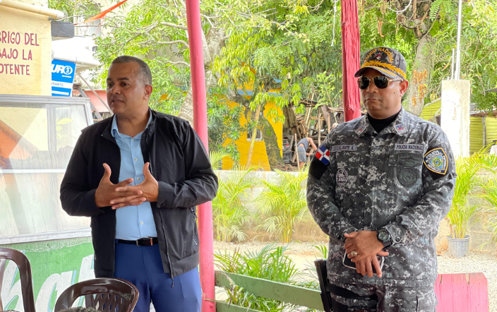 Durante la visita, el procurador fiscal titular recordó a los propietarios de estos negocios que es responsabilidad de ellos buscar alternativas razonables 