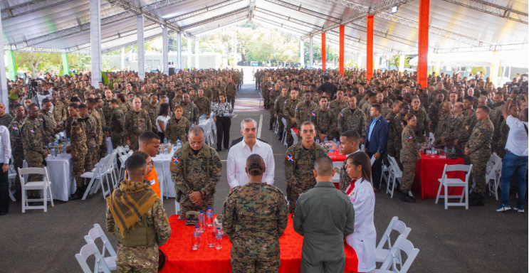 Presidente Abinader almuerza con miembros del Ejército y la Policía Nacional