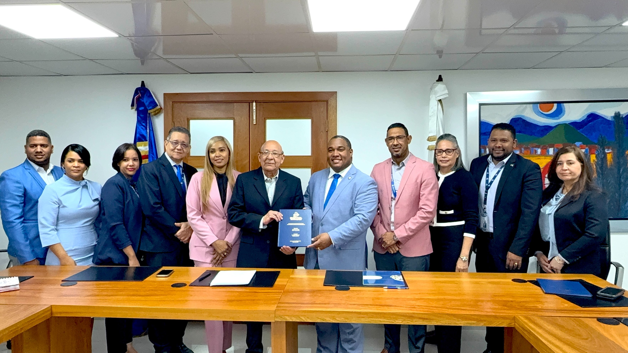 López Solís habló tras recibir al doctor Manuel Estévez, director de la Regional Norte del IDOPPRIL, y una comitiva que le acompañó y presentó un informe sobre los logros del Seguro de Riesgos Laborales en el Cibao.