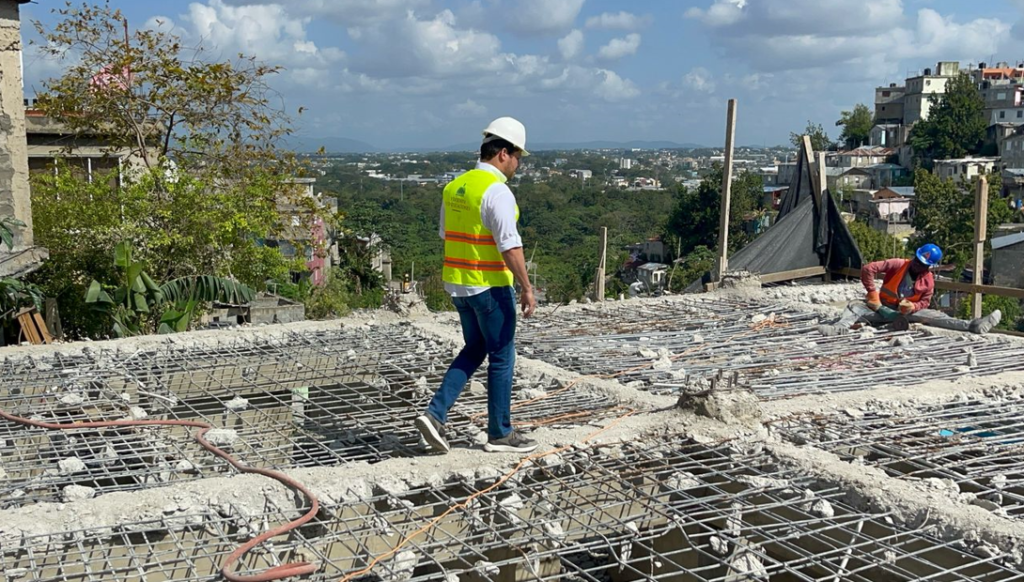 Ministro de Vivienda y Edificaciones supervisa demolición de edificio en Herrera