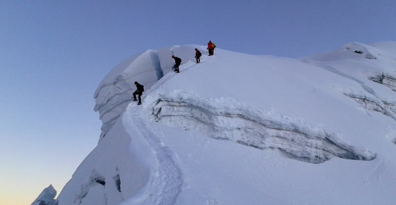 Otro ángulo del desprendimiento en montaña peruana que casi provoca tragedia durante curso de rescate