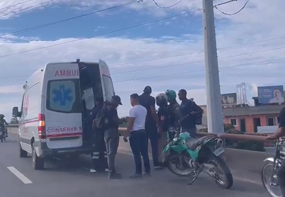 Conductor herido tras accidente en elevado prohibido para motos en carretera Sánchez