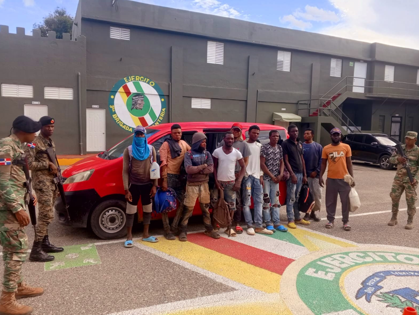 Detienen a dos hombres por transportar haitianos indocumentados en San Juan 