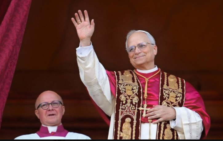 Papa León XIV clama por la paz en su primer discurso: “¡Nunca más la guerra!”