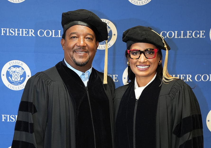 Pedro Martínez y Carolina Cruz obtienen doctorado honorario en Boston por su trabajo humanitario