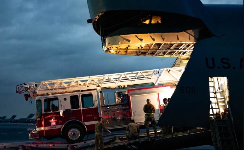 Departamento de Defensa de EE. UU. dona a RD camión de bomberos y equipos de emergencia 