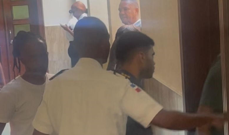 Vociferan “asesino” a acusado de muerte de expareja en Los Girasoles; aplazan audiencia para el viernes 13