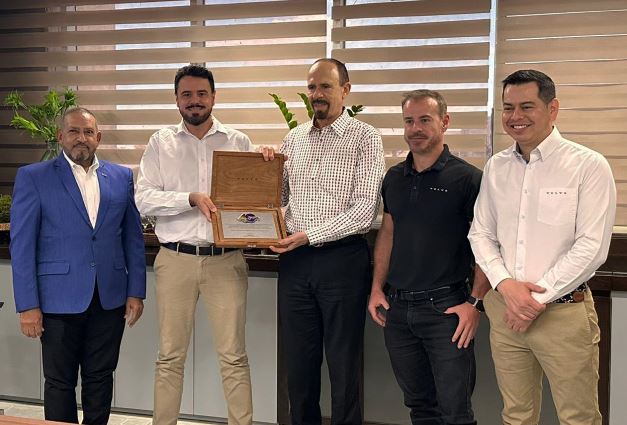 Volvo de Brasil reconoce trayectoria de Caribe Tours en RD