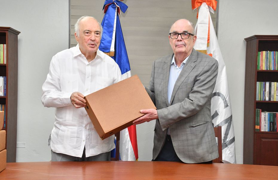 Bernardo Vega dona documentos históricos al Archivo General de la Nación