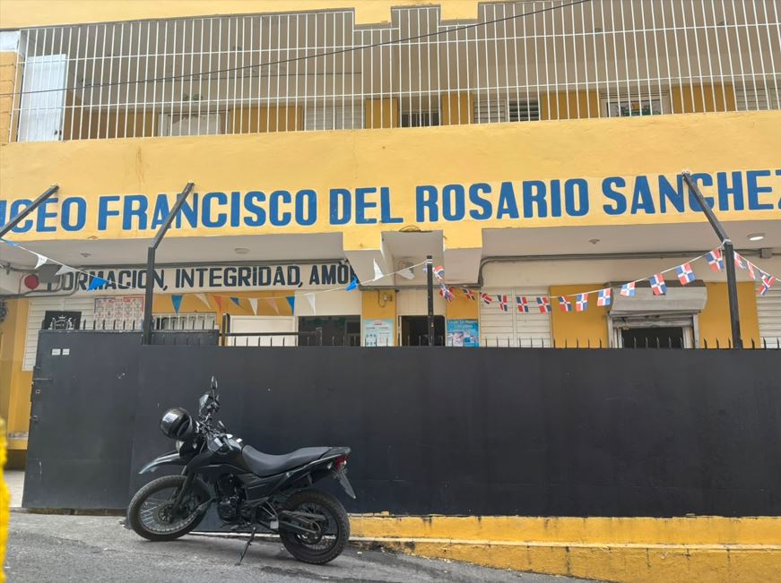 Estudiantes de liceo en Las Palmas de Herrera denuncian deterioro de infraestructura