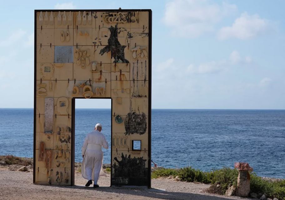 Papa León XIV lleva a Lampedusa un mensaje de compasión por migrantes fallecidos