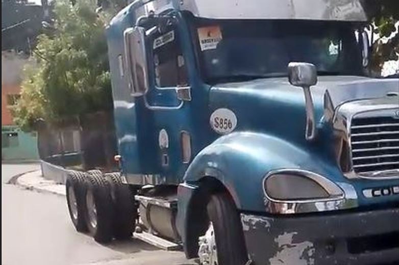 Denuncian obstrucción de acera y calle por cabezote en Bellas Colinas de Manoguayabo