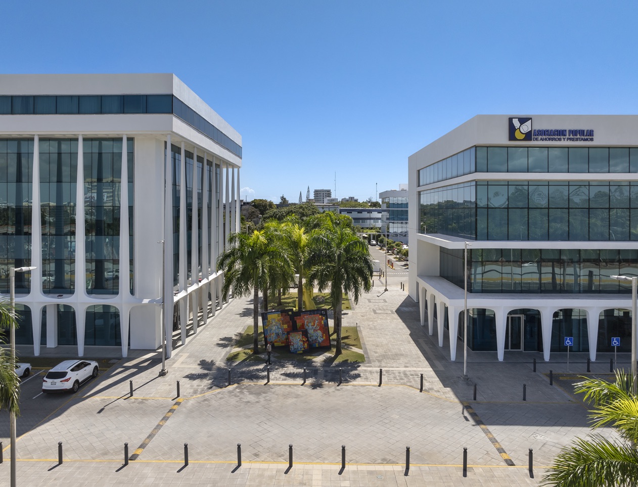 Clientes de APAP accediendo a becas para diplomados en universidades dominicanas