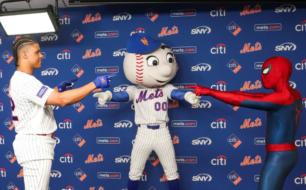 Juan Soto protagoniza campaña de Spider-Man junto a los Mets de Nueva York en el Citi Field
