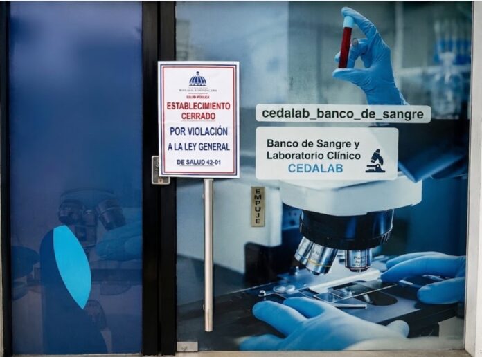 Clausura de laboratorio clínico Cedalab por Salud Pública en Villa Duarte