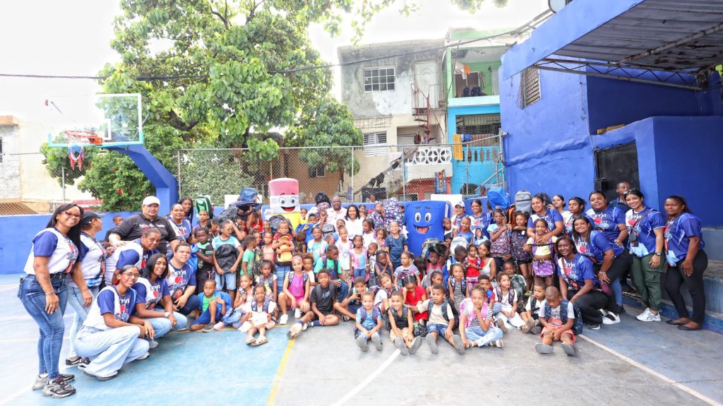 Leyvi Bautista inicia entrega de útiles escolares y tablets a estudiantes de Santo Domingo Oeste