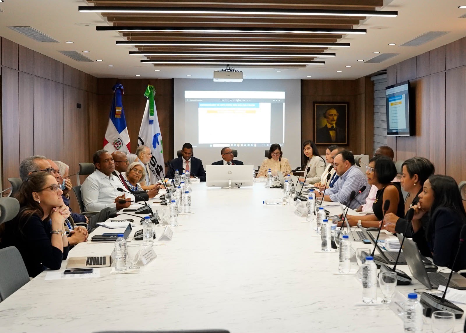 CNSS evalúa Fondo de Medicamentos de Alto Costo