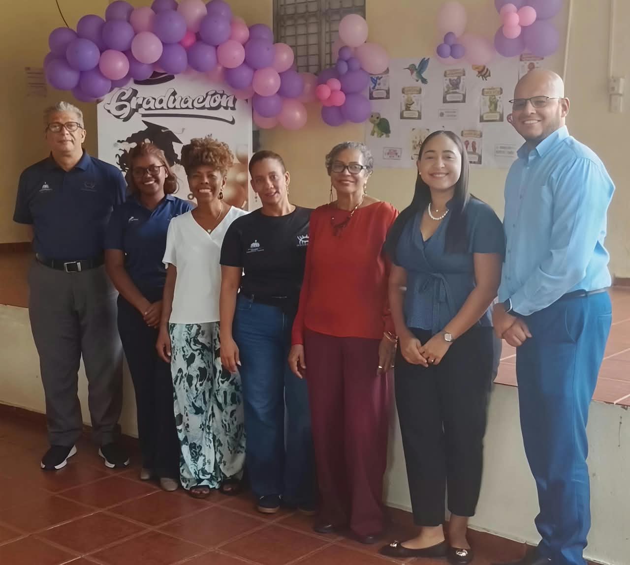 adolescentes participando en taller de arte para prevenir violencia en Santo Domingo
