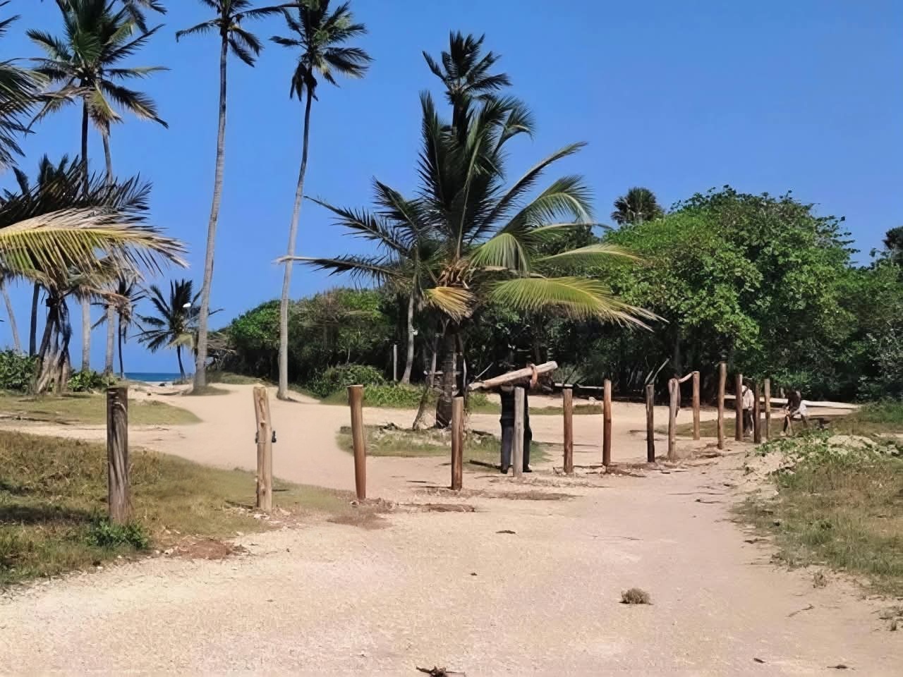 Pilotillos colocados en terrenos de Playa Encuentro delimitando propiedad privada