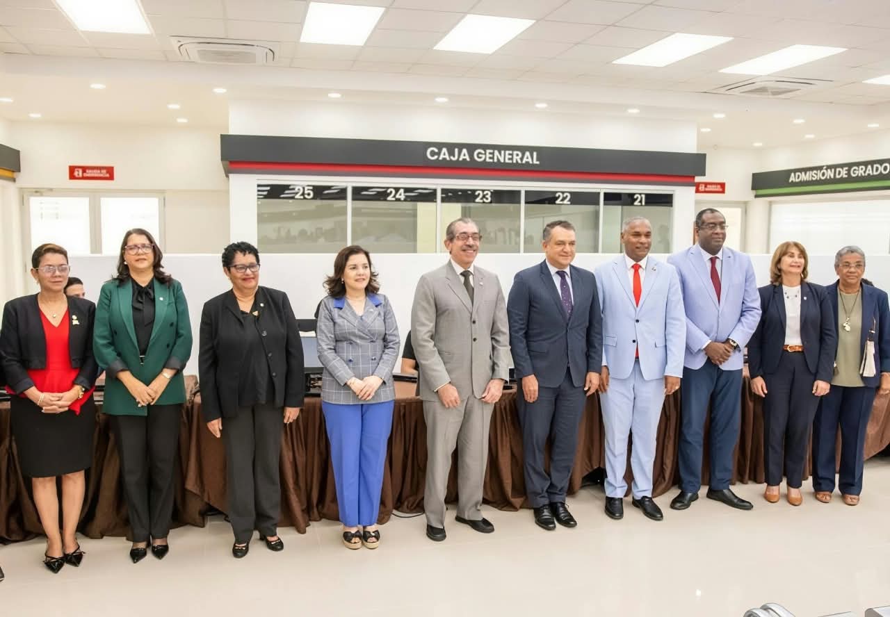 Centro de cedulación UASD con equipos modernos y atención ciudadana
