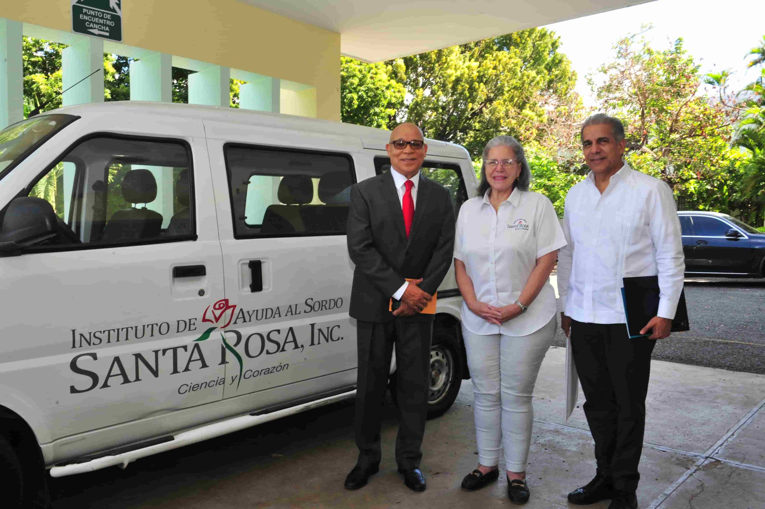 Marino Zapete entrega donación a Instituto para Sordos Santa Rosa