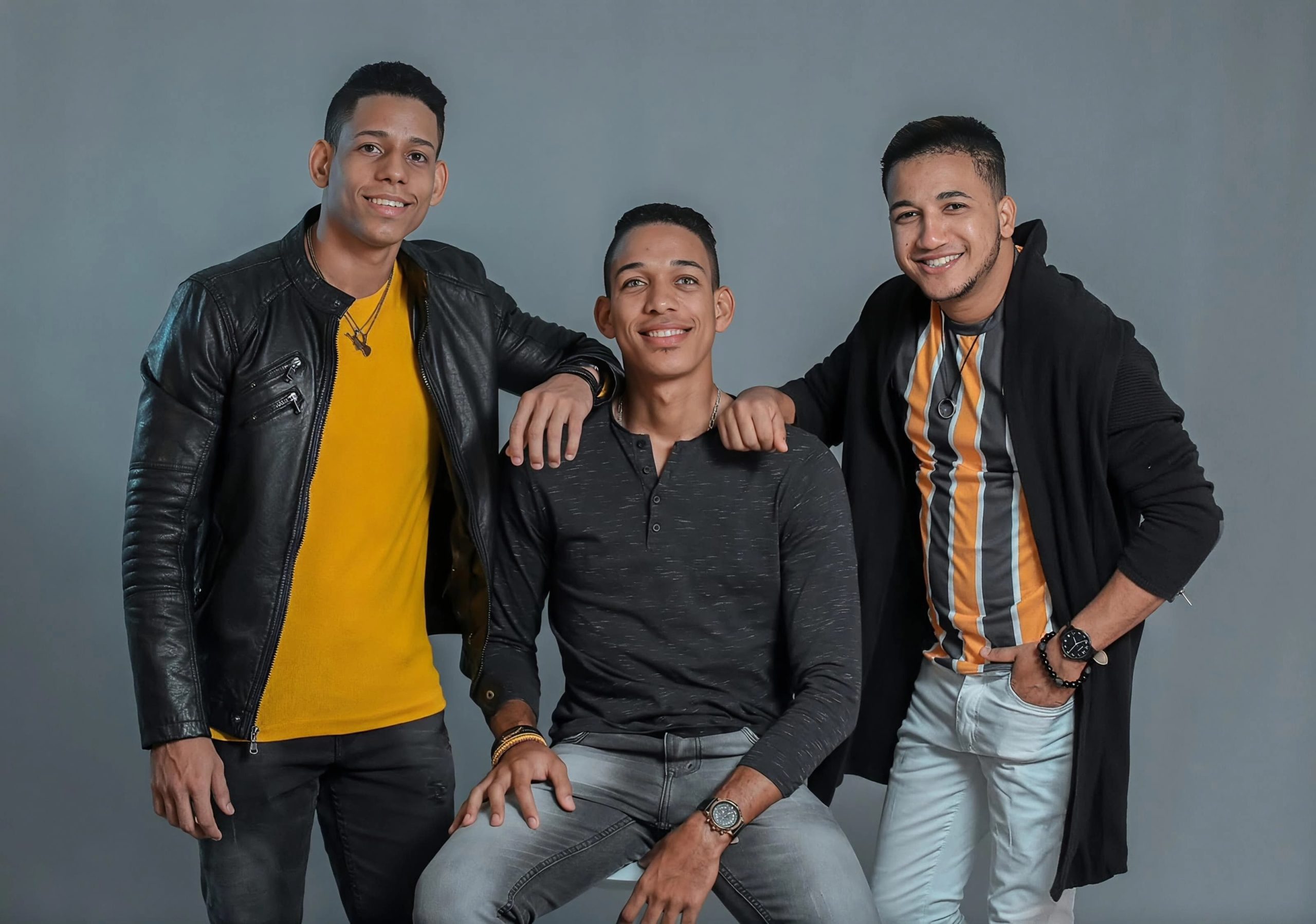 Integrantes de GDA realizando adoración en espacio público urbano en Santo Domingo
