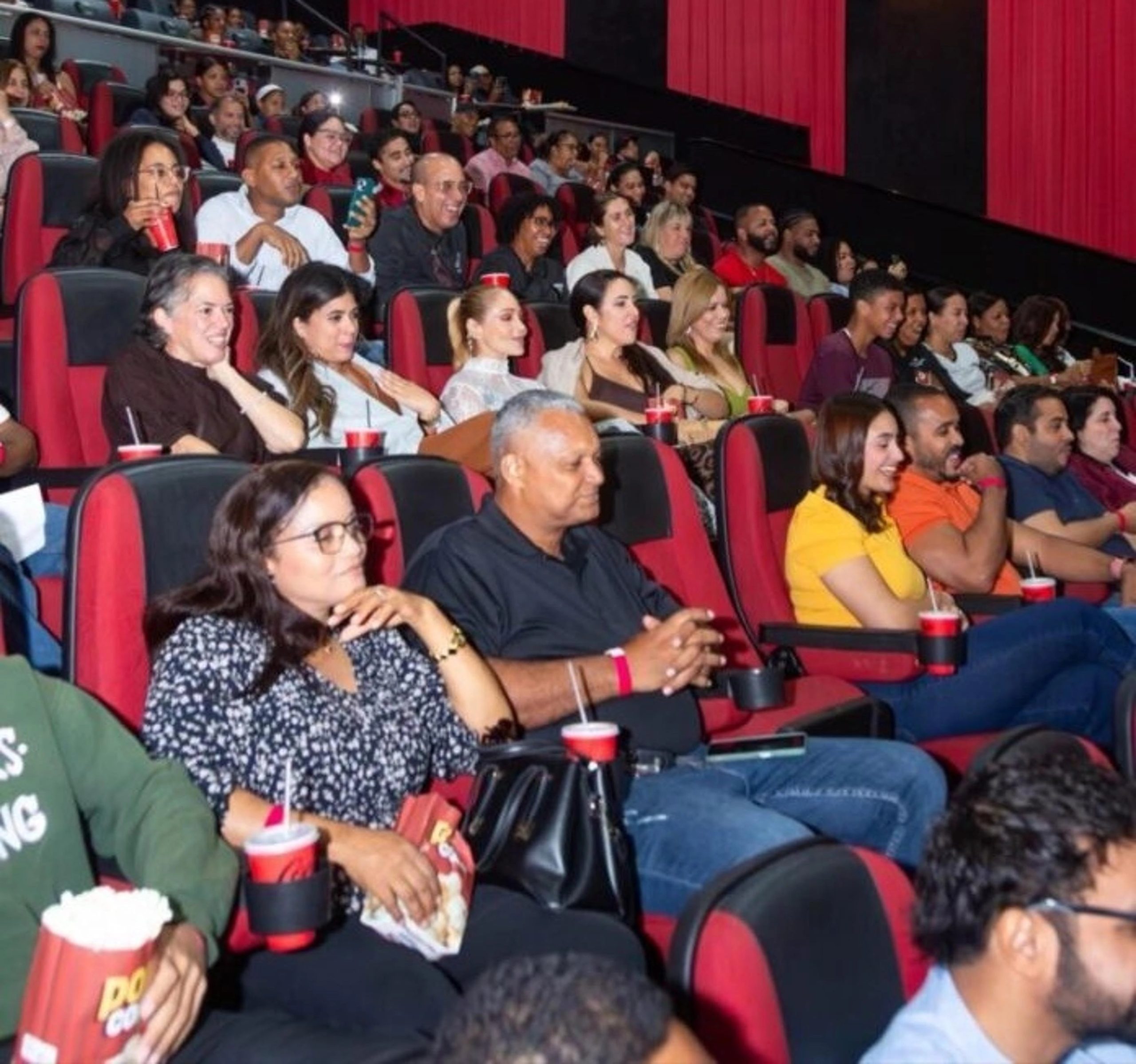 Elenco de La Fábrica de Bodas en estreno en cines dominicanos