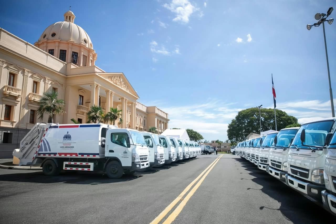 Entrega de 50 camiones compactadores a municipios de República Dominicana