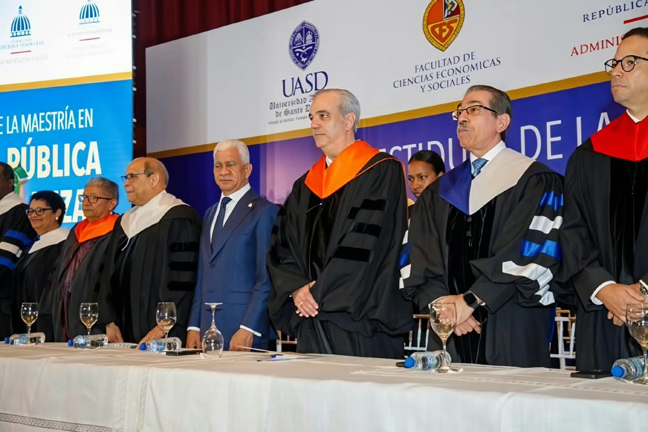 Abinader encabeza graduación en la UASD
