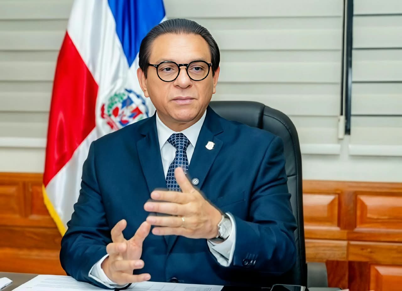 Senador Daniel Rivera durante discusión sobre turismo de salud en el Senado dominicano