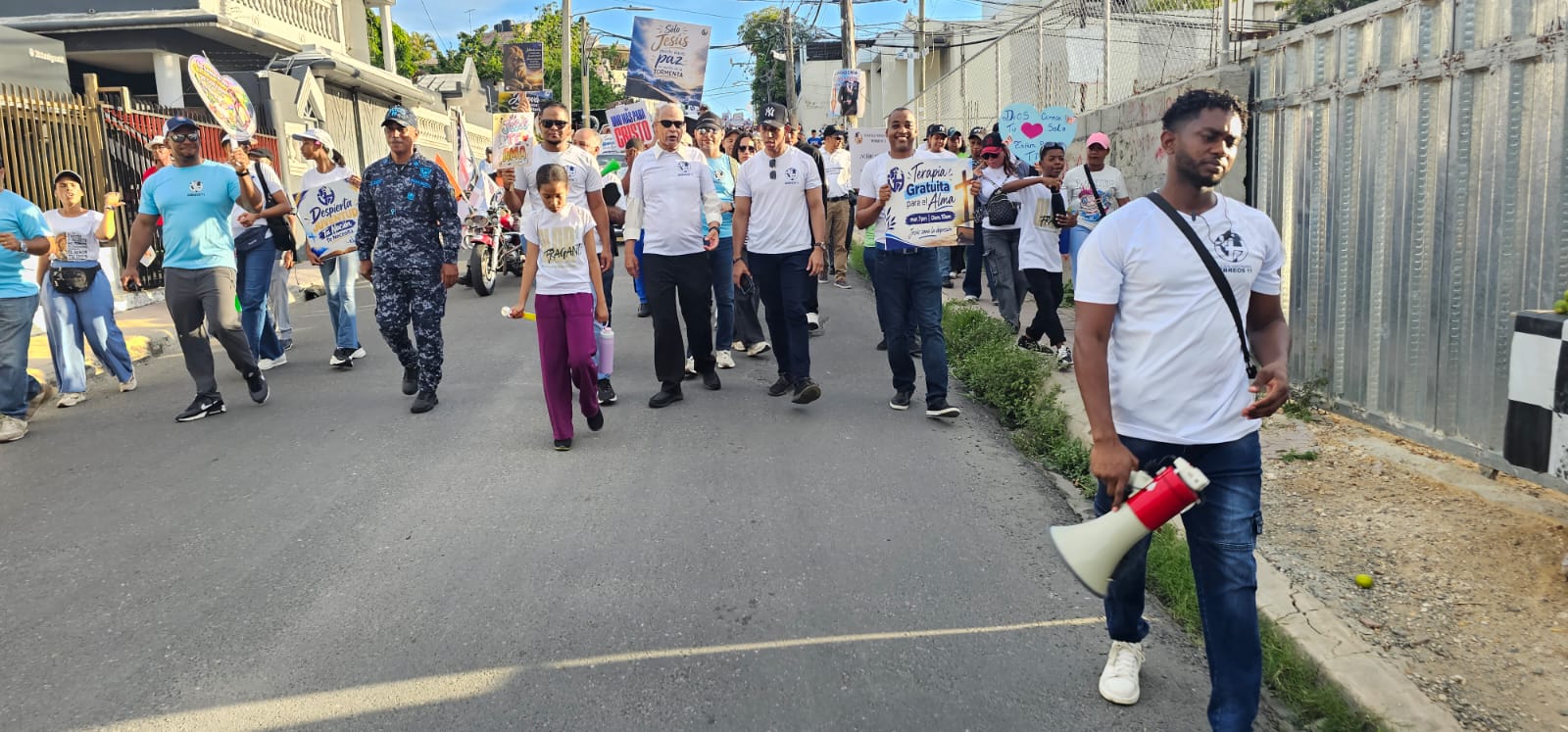 Evangélicos y familias participan en marcha contra la delincuencia juvenil en Santo Domingo Oeste.