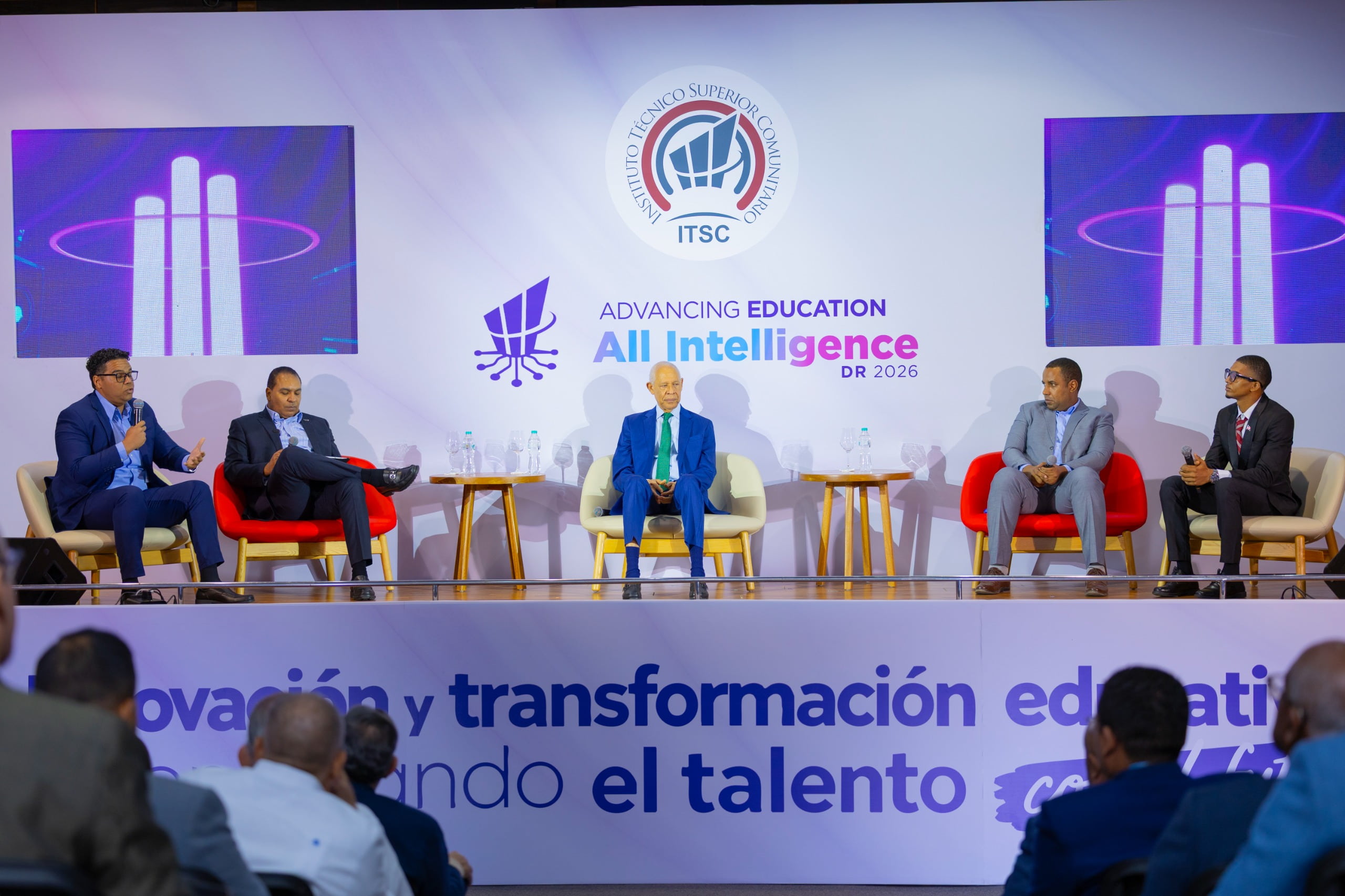 Autoridades y participantes de la jornada Advancing Education All Intelligence DR 2026 del ITSC.