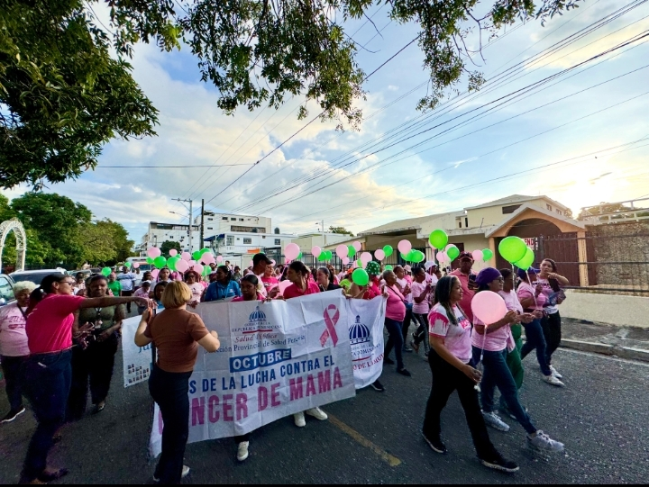 Caminata Rosa y Verde IRMIE en Baní promoviendo prevención de salud